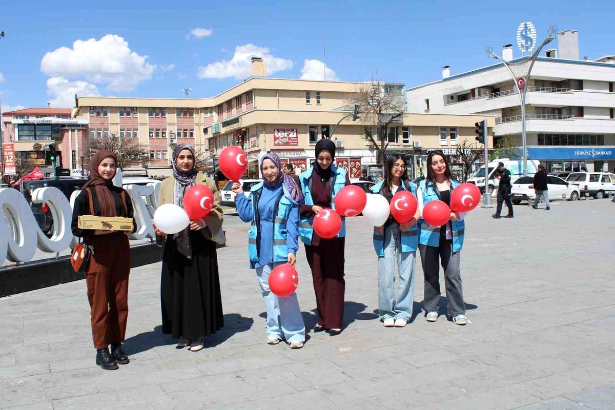 Erzincan'da 23 Nisan Coşkusu: Terzi Baba Yurdu Gönüllüleri Çocuklarla Bayramı Kutladı