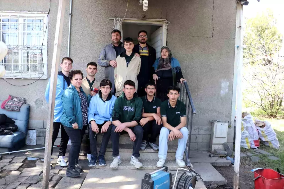 Erzincan'da Öğrenciler İhtiyaç Sahibi Ailelere Destek Oluyor