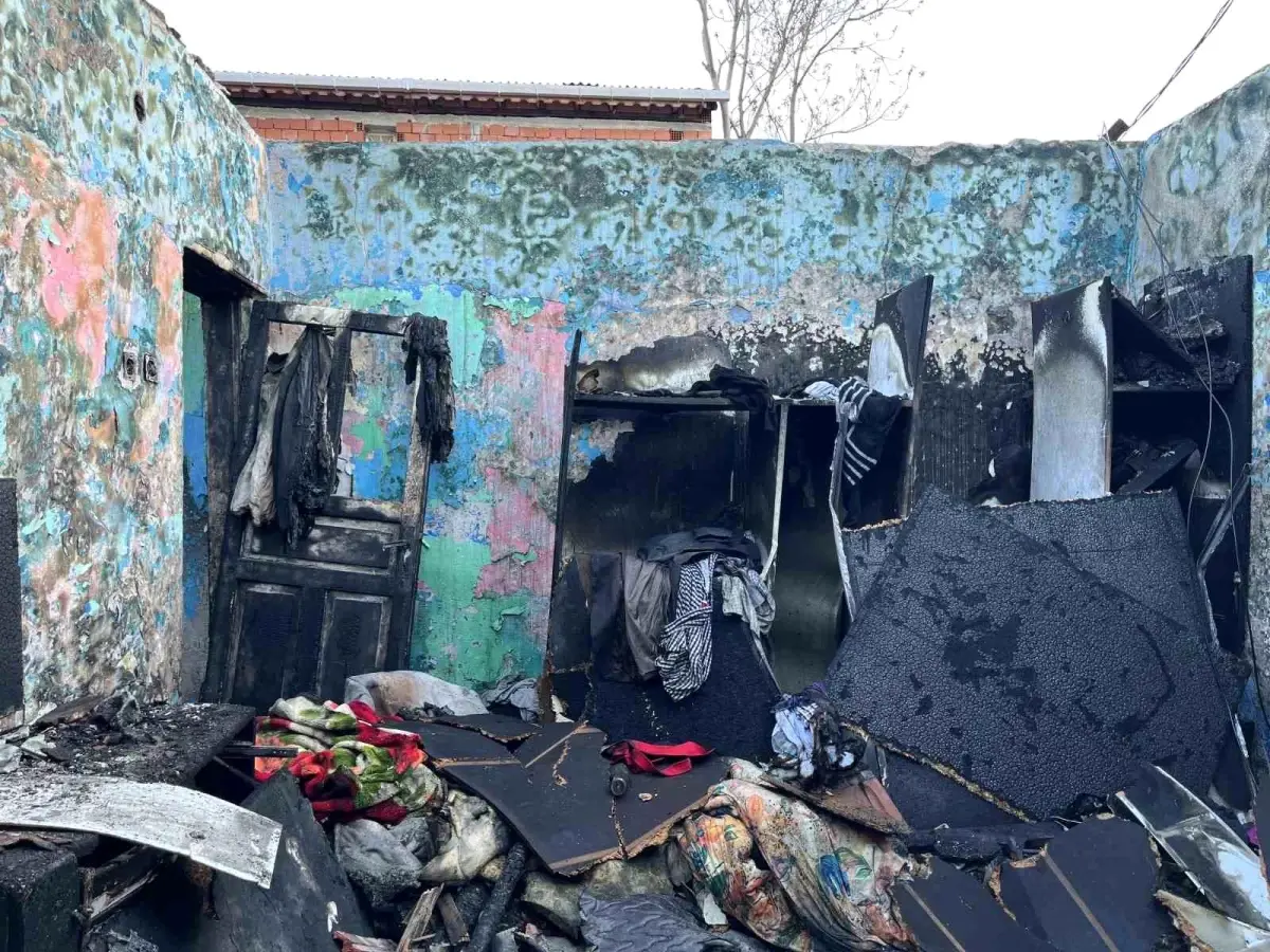 İstanbul'da Gecekonduda Yangın: Baba ve Kızı Mahsur Kaldı