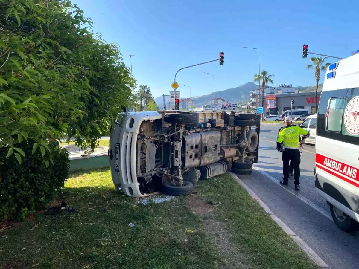 Antalya'da Kamyonet Devrildi: 3 Yaralı