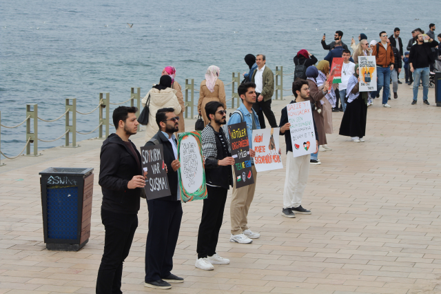 Genç Gönüllülerden Gazze İçin Sessiz Nöbet Eylemi