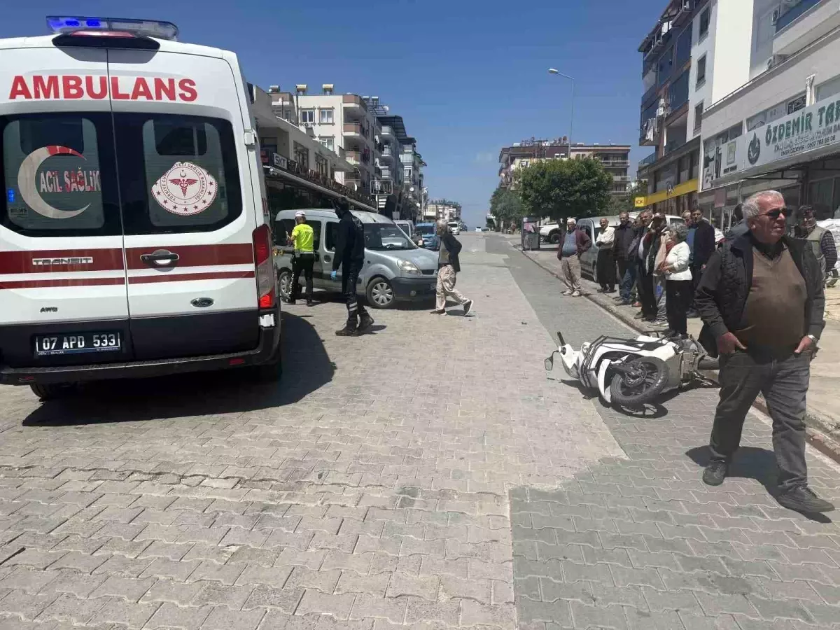 Antalya'da Motosiklet ile Hafif Ticari Araç Çarpıştı: 1 Yaralı