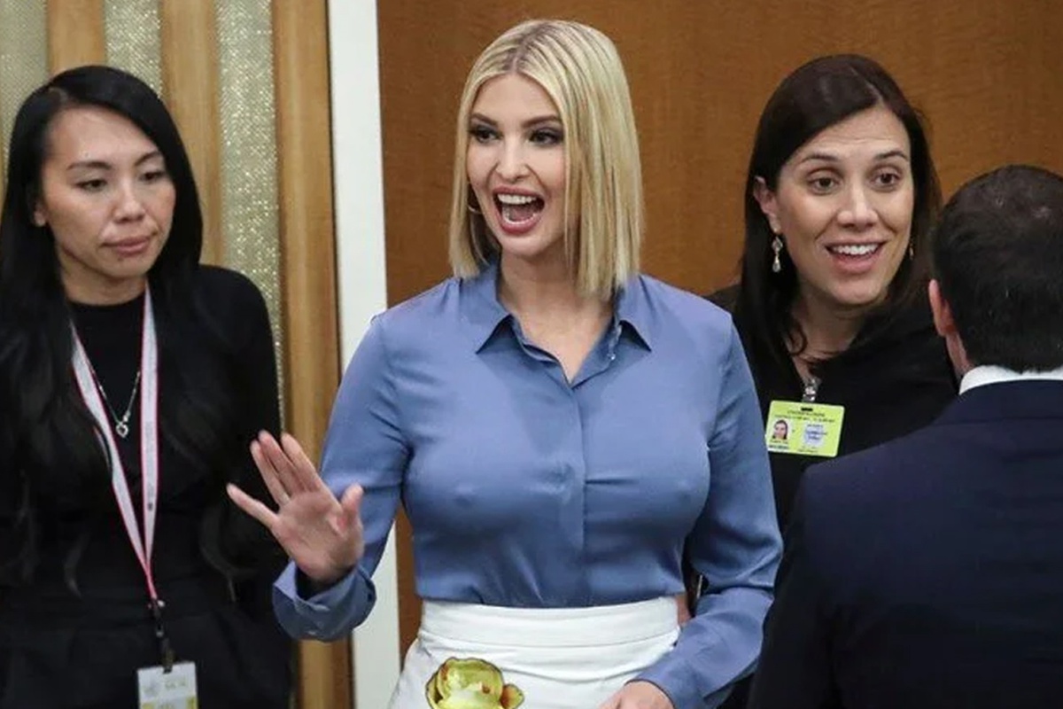 Ivanka Trump okyanusta dalgalarla mücadele etti