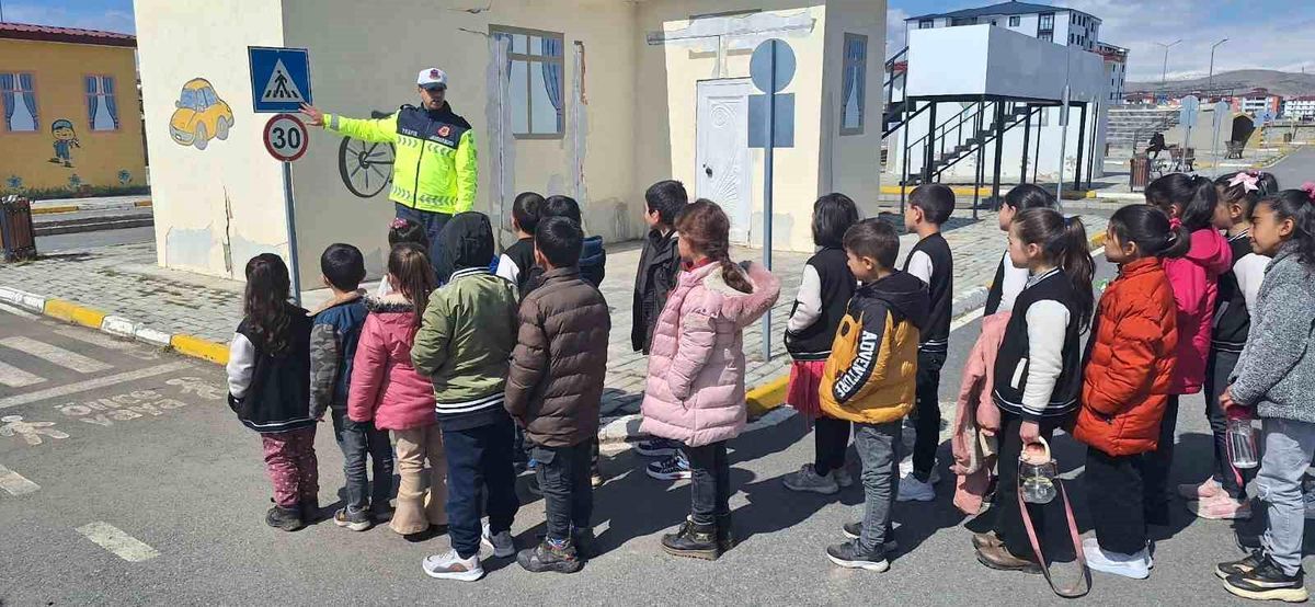 Kars'ta Öğrencilere Trafik Eğitimi Verildi