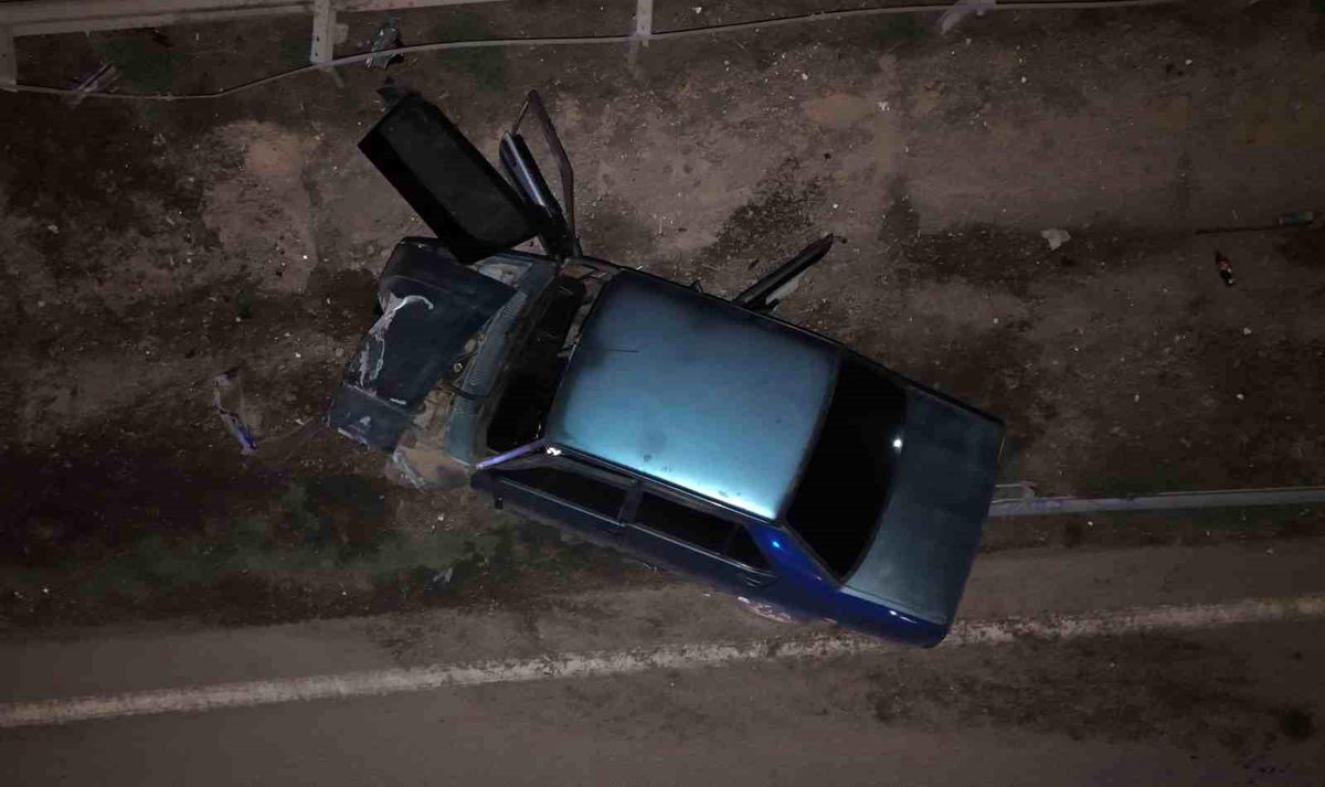 Kırıkkale'de Kontrolden Çıkan Otomobil Bariyerlere Çarptı: İki Yaralı