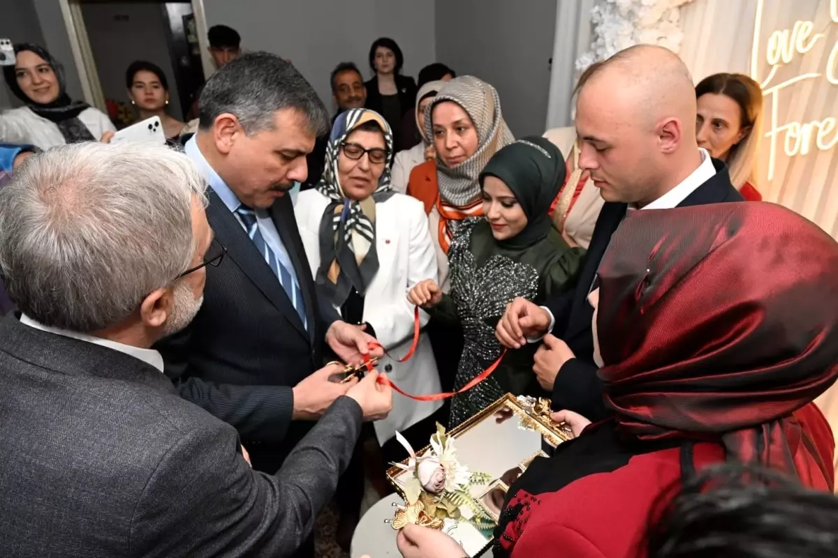 Kız istemeye Vali'de katıldı