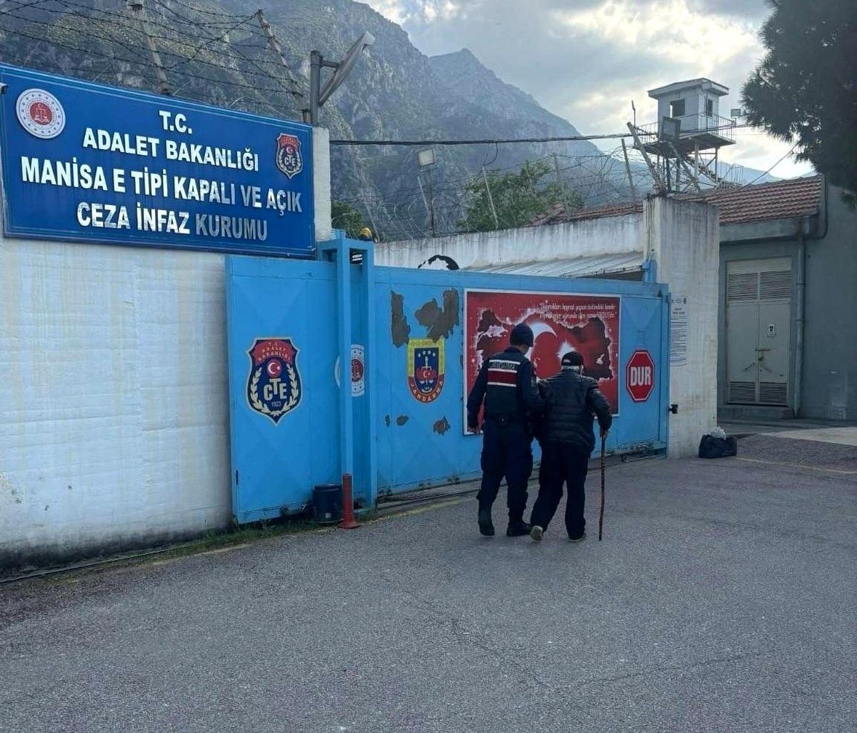 Resmi Belgede Sahtecilik ve Hırsızlık Suçundan Aranan Şahıs Manisa'da Yakalandı