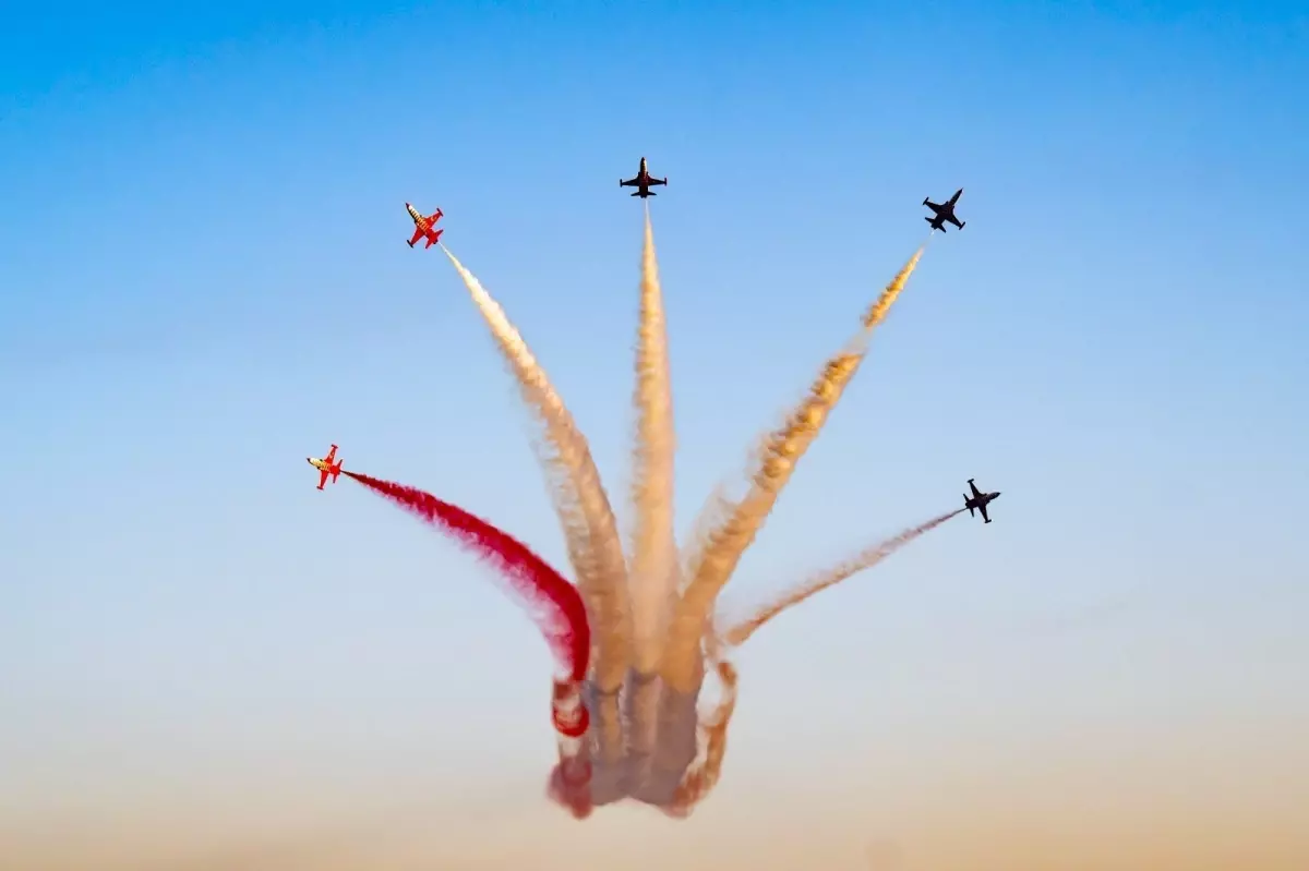 Mersin'de Türk Yıldızları'ndan Büyüleyici Gösteri