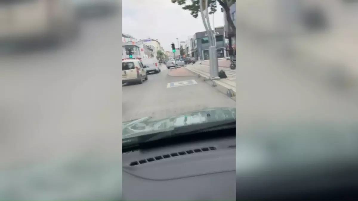 Kırmızı Işıkta Kaldırımdan Geçen Sürücü Trafik Kurallarını İhlal Etti