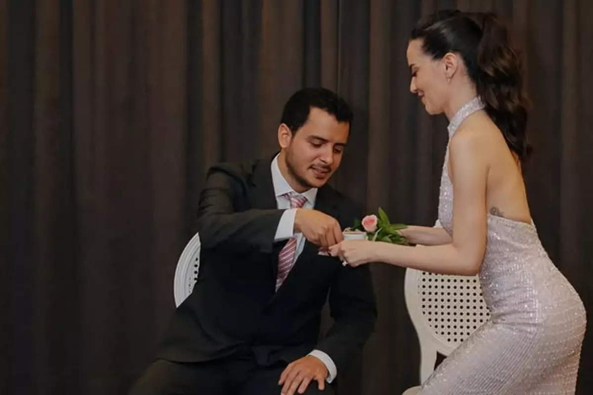 Oyuncu Ezgi Şenler çocukluk aşkıyla evliliğe ilk adımı attı