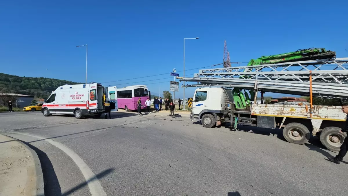 Sakarya'da Kamyon ile Halk Otobüsü Çarpıştı: 1 Yaralı