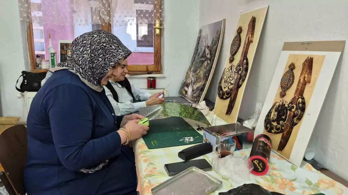 Düzce'de Rölyef Sanatıyla Yeni Bir Hobi Edinenler Arasında Emekliler ve Ev Hanımları