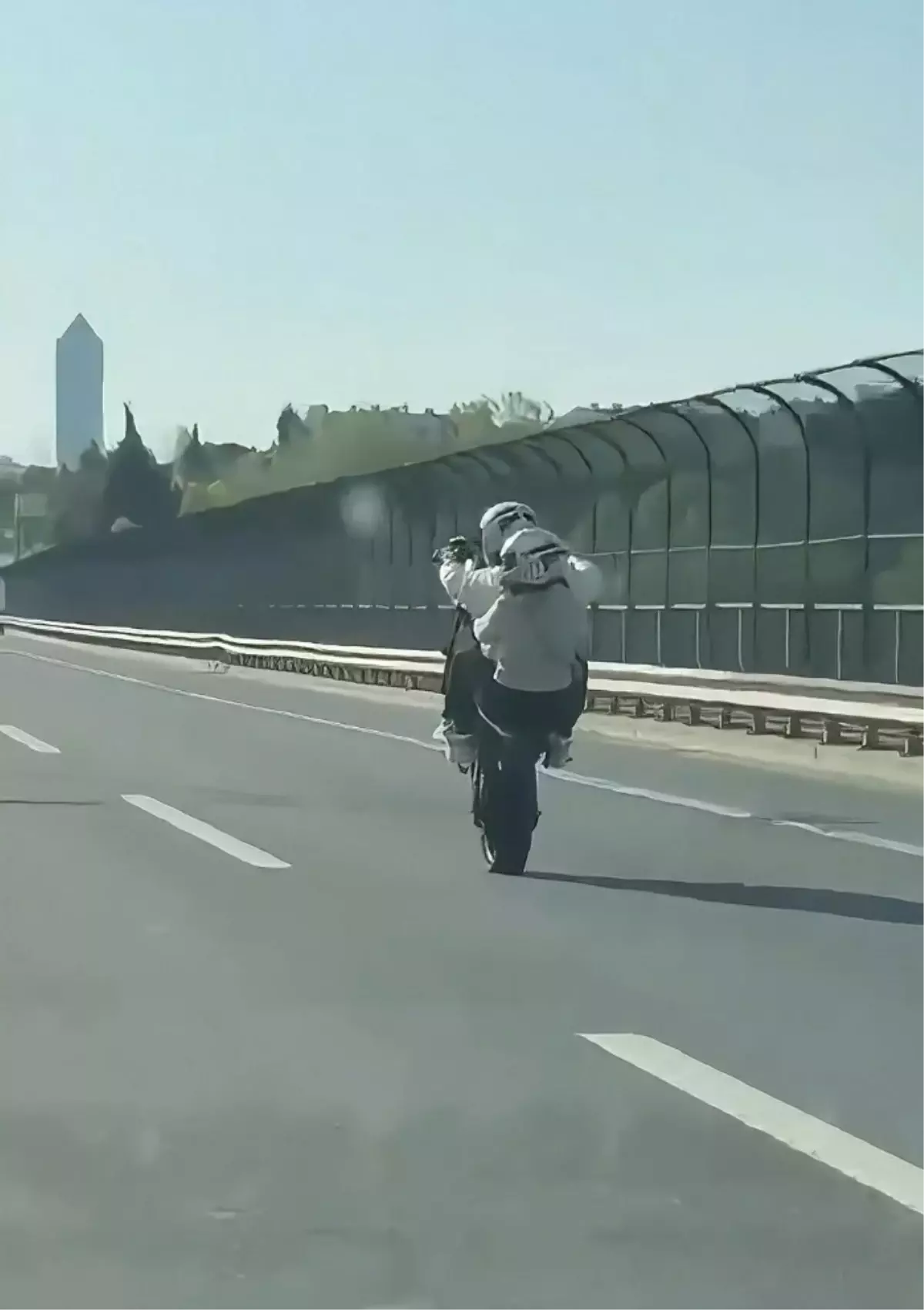 Sarıyer'de Plakasız Motosikletle Tek Tekerle Tehlikeli Yolculuk