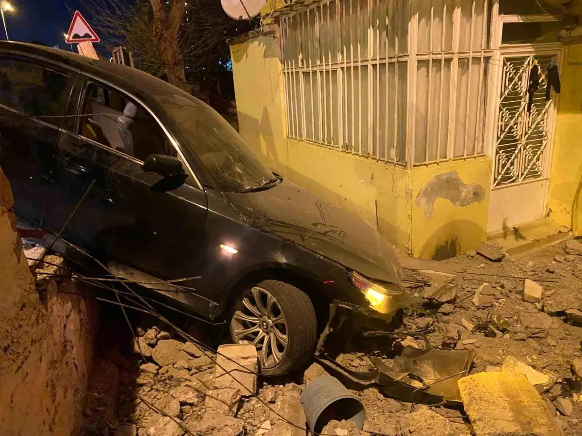 Üsküdar'da Otomobil Ev Bahçesine Uçtu, Sürücü Kaçtı