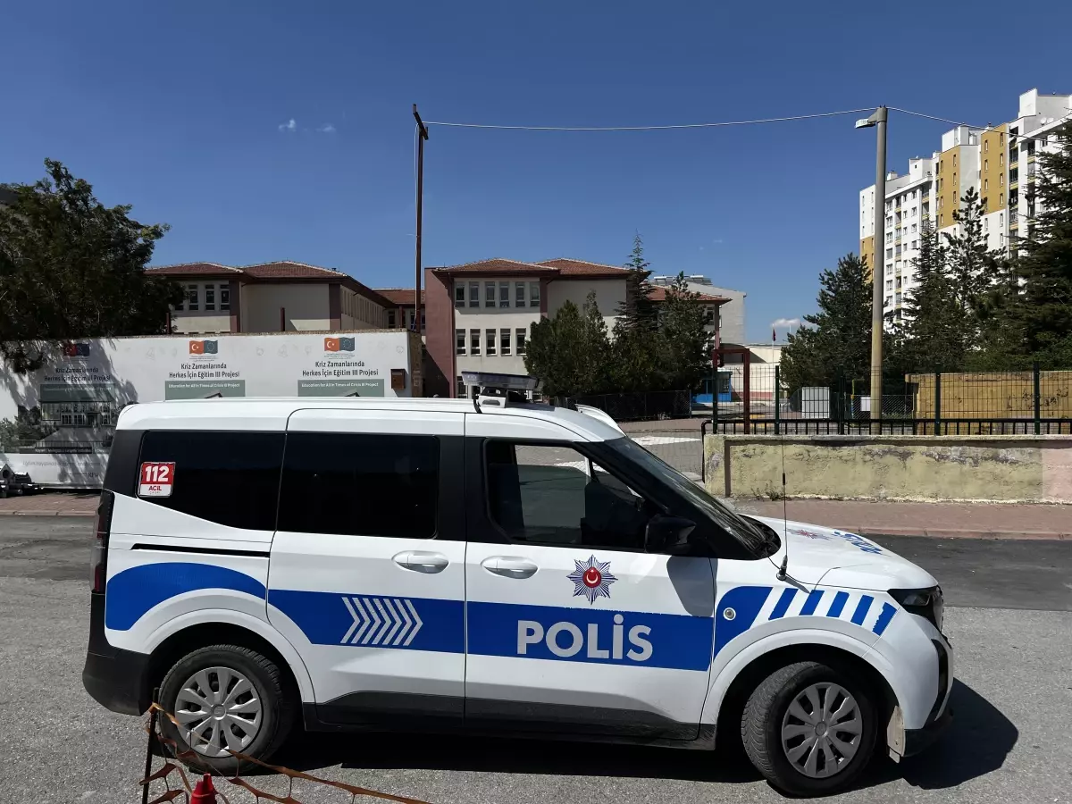 Eski Eşi Tarafından Okulun Önünde Bıçaklanan Kadın Yaralandı
