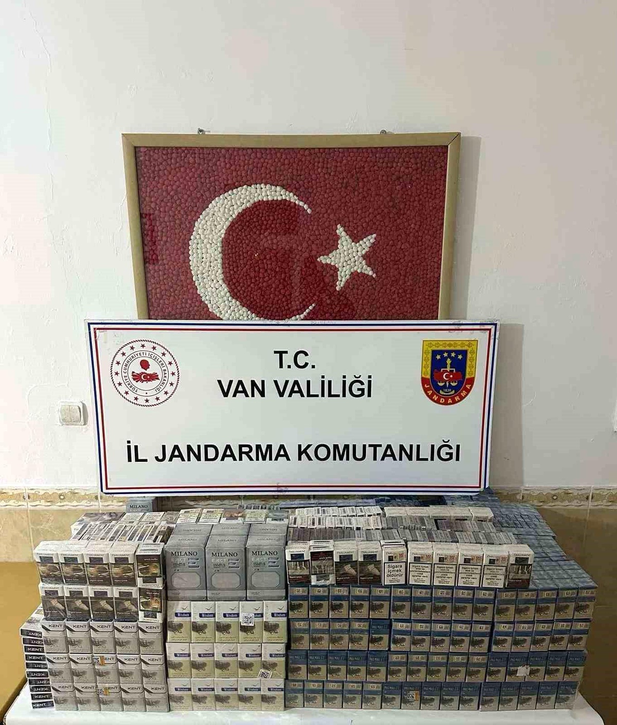 Van'da Kaçak Sigara ve Tüfek Operasyonu
