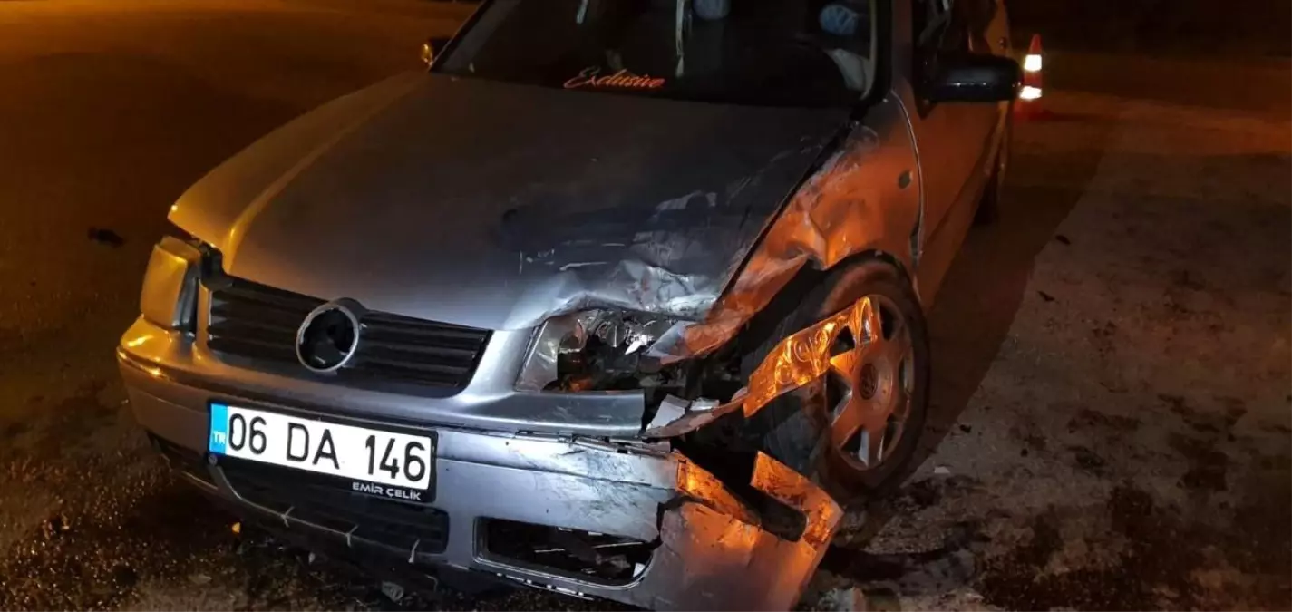 Isparta'da Kafa Kafaya Trafik Kazası: 3 Yaralı