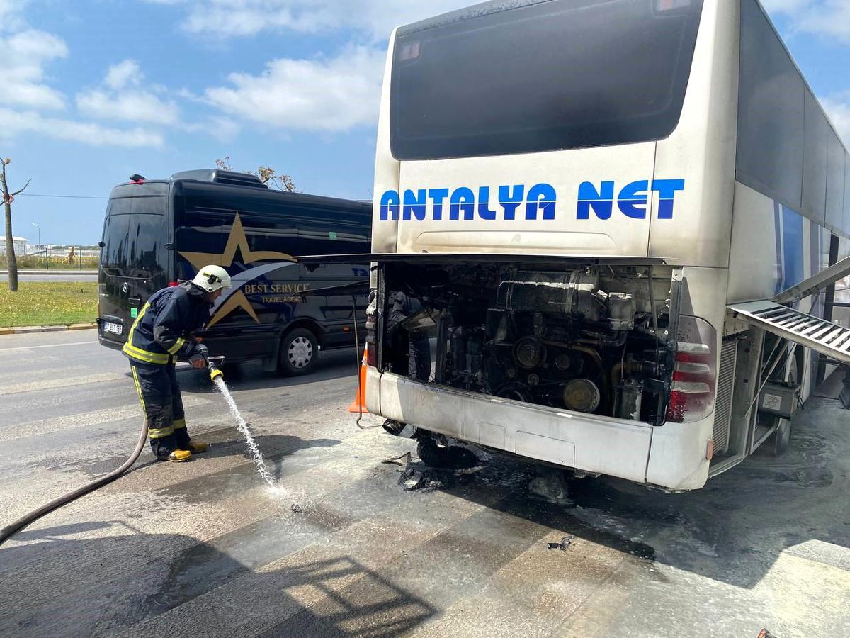 Antalya'da Yolcu Otobüsünde Yangın: Yedek Sürücünün Dikkati Büyümeyi Önledi
