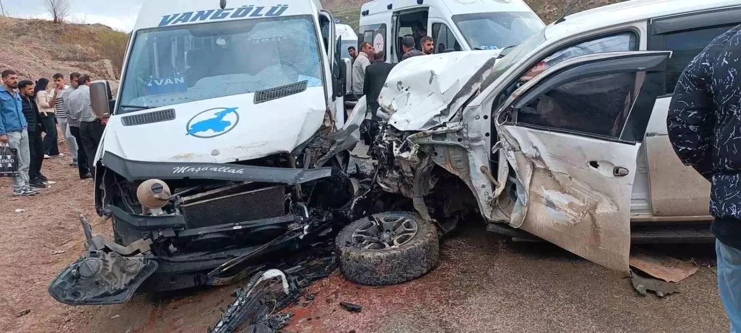 Yüksekova'da Minibüs ile Ticari Araç Çarpıştı: 4 Yaralı
