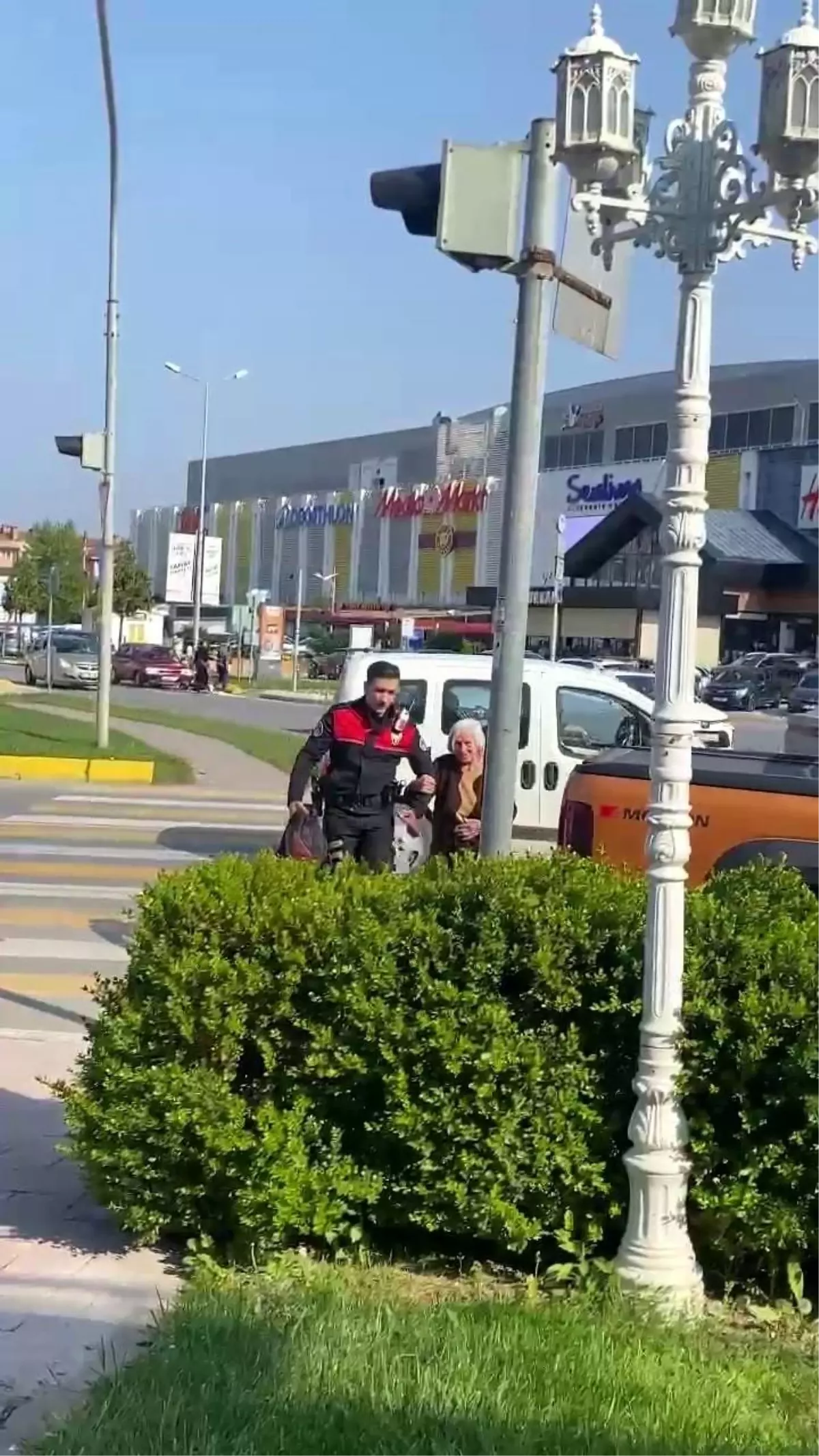 Yunus Polislerinden Anlamlı Yardım: Yaşlı Kadına Destek Oldular