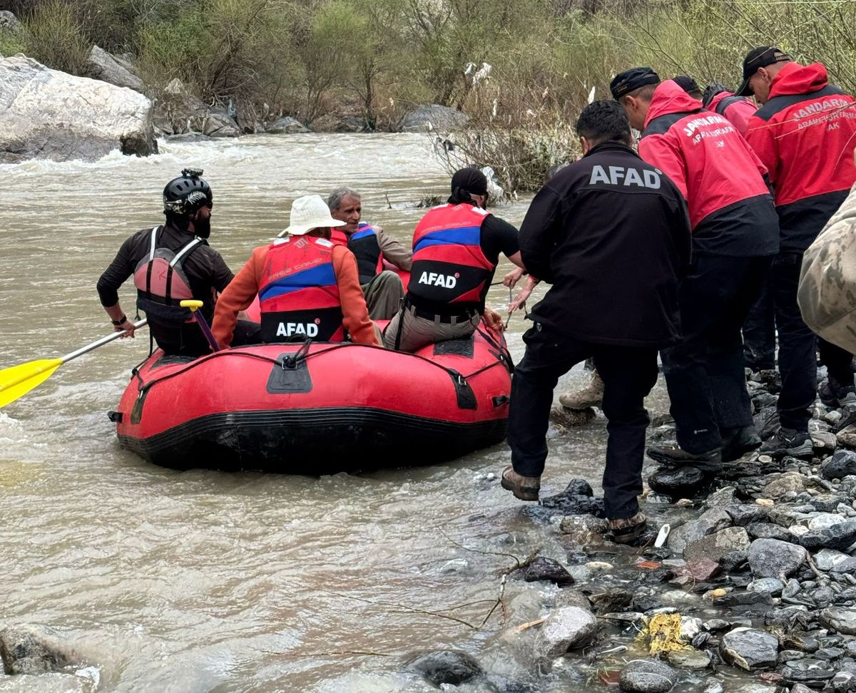 Hakkari'de Mahsur Kalan 4 Kişi AFAD Ekipleri ile Kurtarıldı