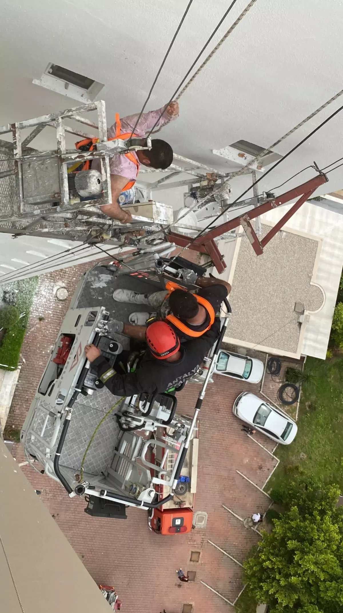 Antalya'da İskelede Mahsur Kalan İşçiler Kurtarıldı