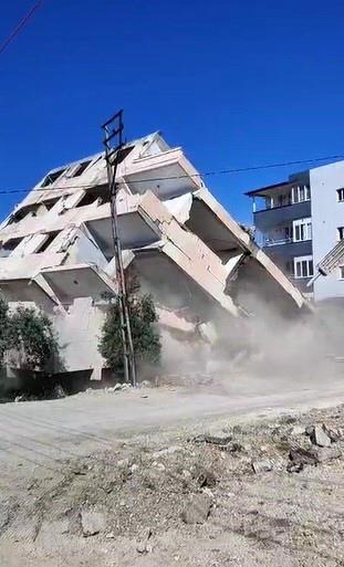 Antakya'da 4 Katlı Bina İş Makinesiyle Yıkıldı