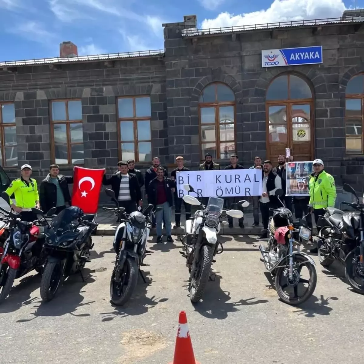 Kars'ta Motosiklet Sürücülerine 'Bir Kural Bir Ömür' Eğitimi