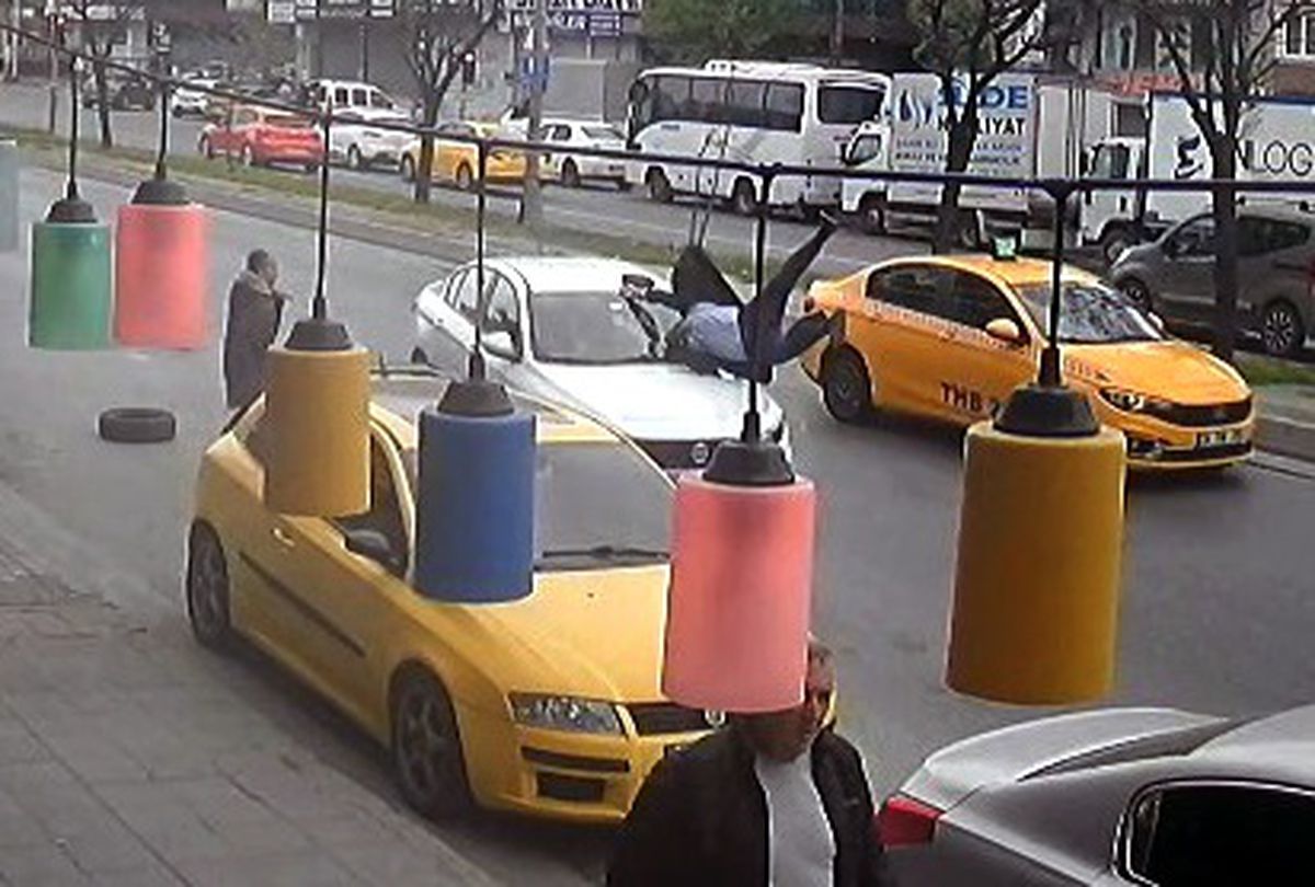 Avcılar'da Yaya Kazası: Otomobil Çarpan Özcan Hastaneye Kaldırıldı