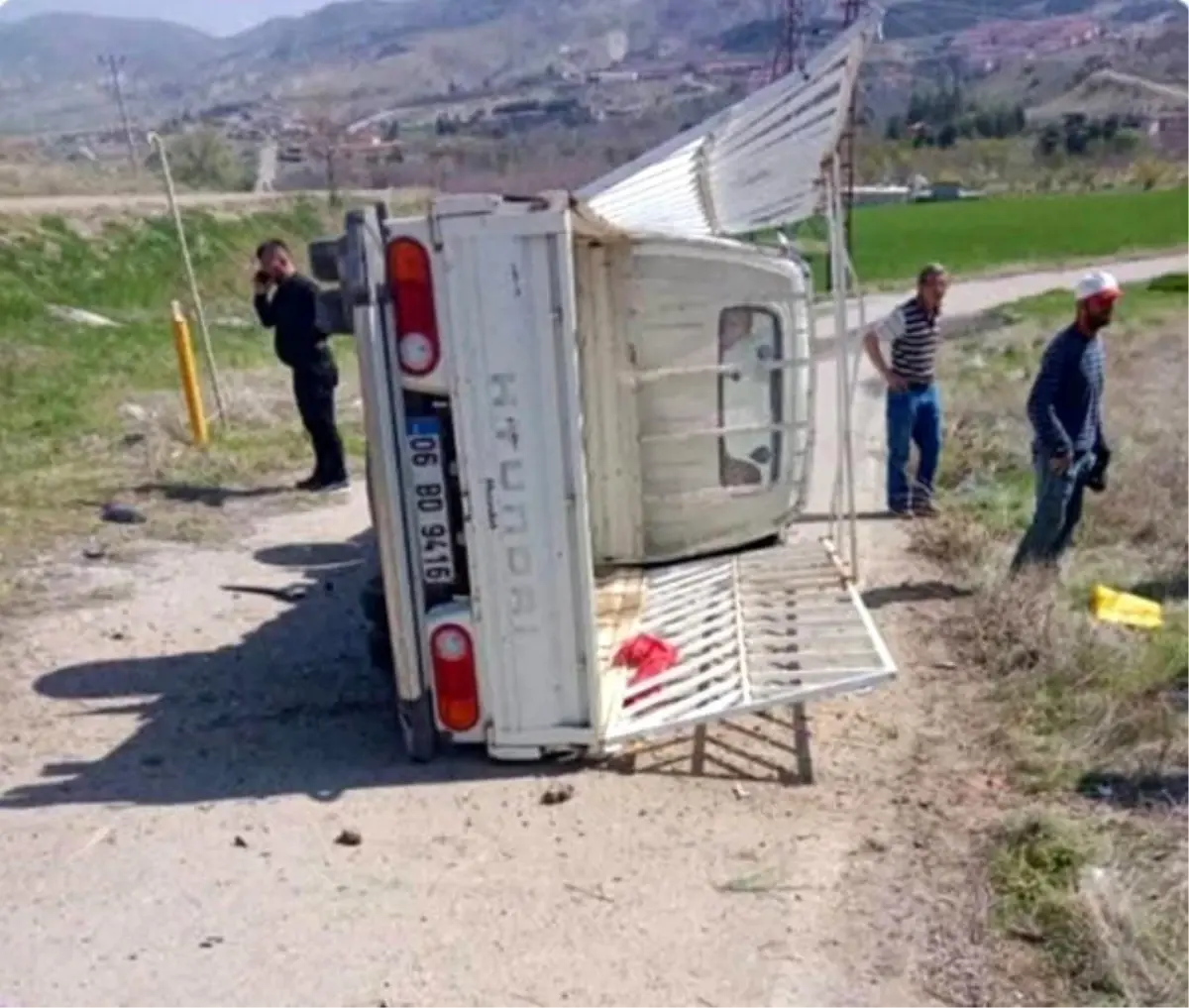 Ankara'da Kamyonet Devrildi: 2 Yaralı