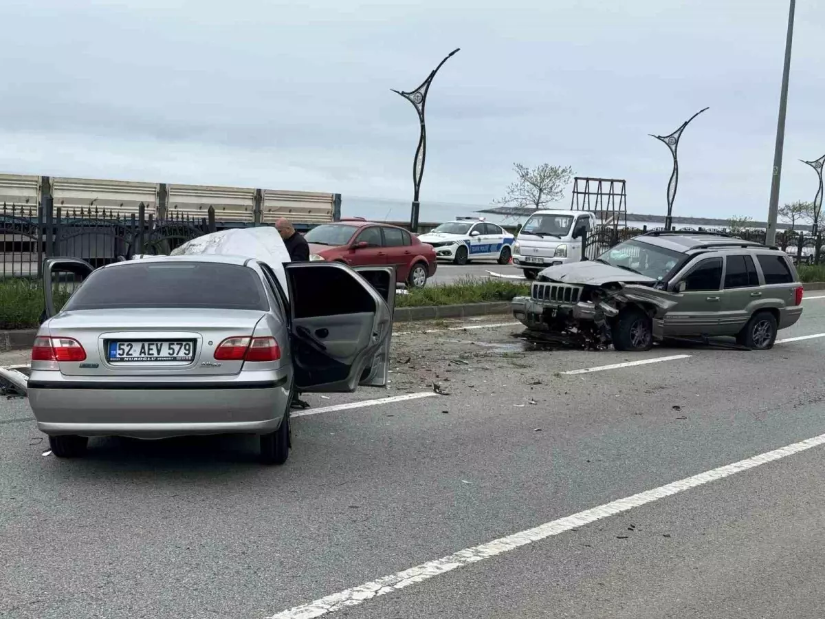 Giresun'da Kaza: İki Araç Kafa Kafaya Çarpıştı, 2 Yaralı