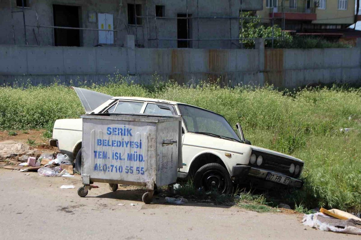 Antalya'da Hacizli Otomobil Çöp Konteynerinin Yanında Bulundu