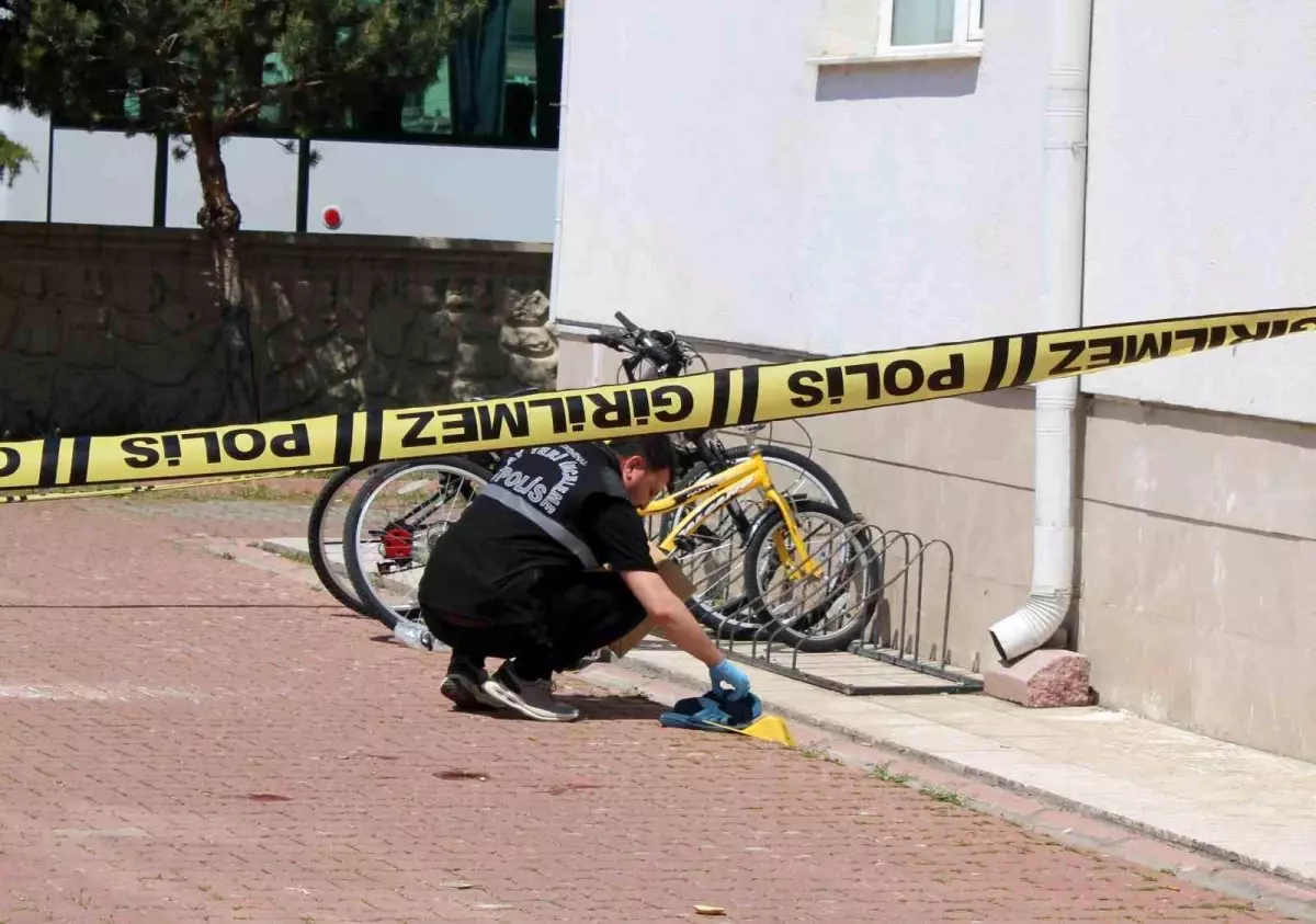 Kayseri'de Cam Silerken Düşen Kadın Ağır Yaralandı