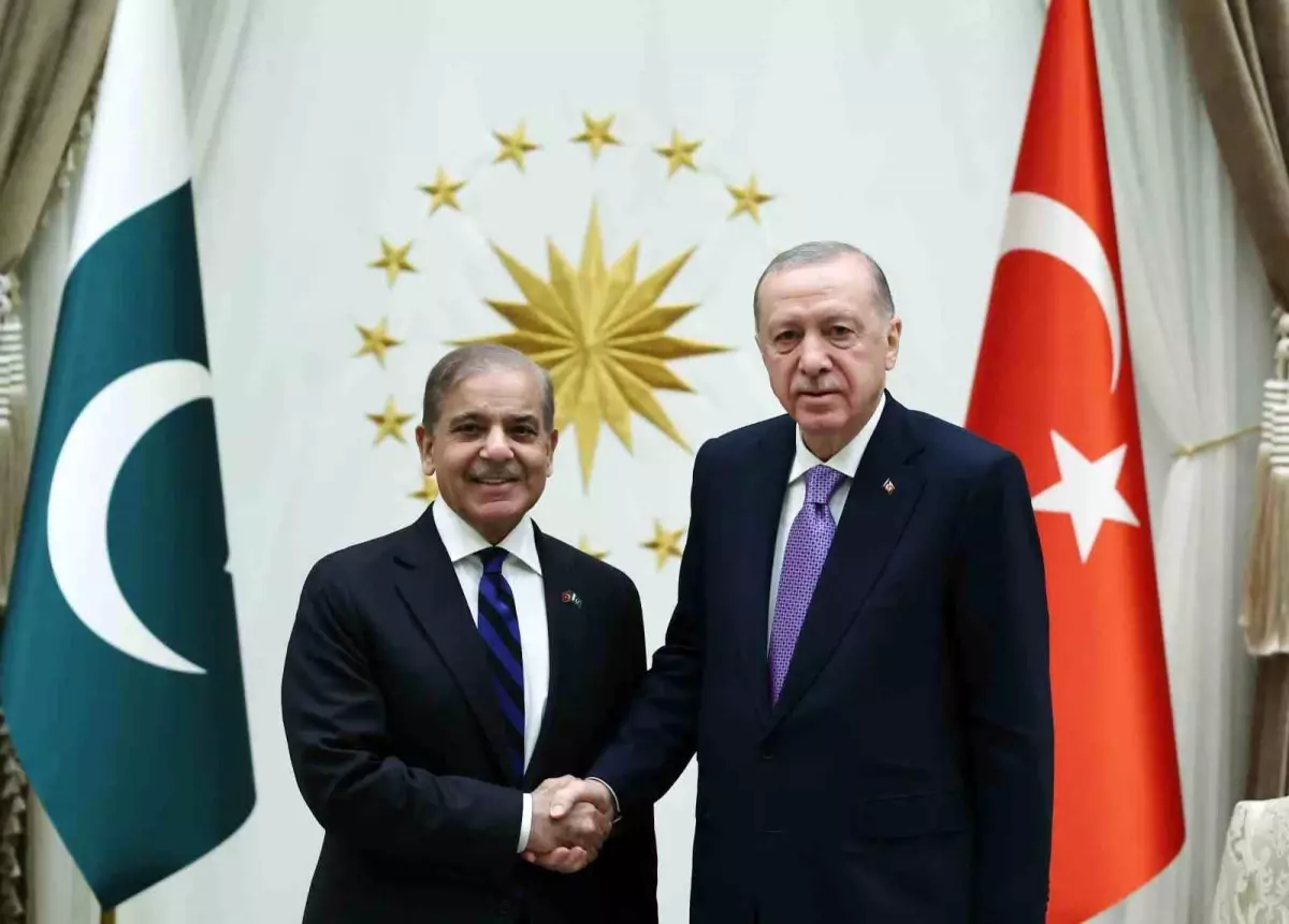 Cumhurbaşkanı Recep Tayyip Erdoğan, Pakistan Başbakanı Şahbaz Şerif ile Cumhurbaşkanlığı Külliyesi'nde bir araya geldi.