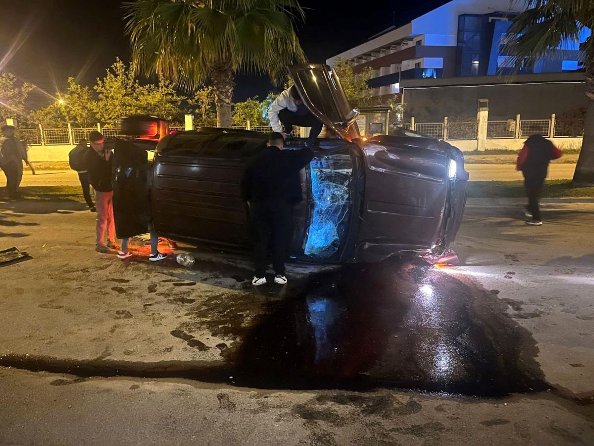 Manavgat'ta Otomobil Devrildi, Vatandaşlar Kazayı Sinema Gibi İzledi