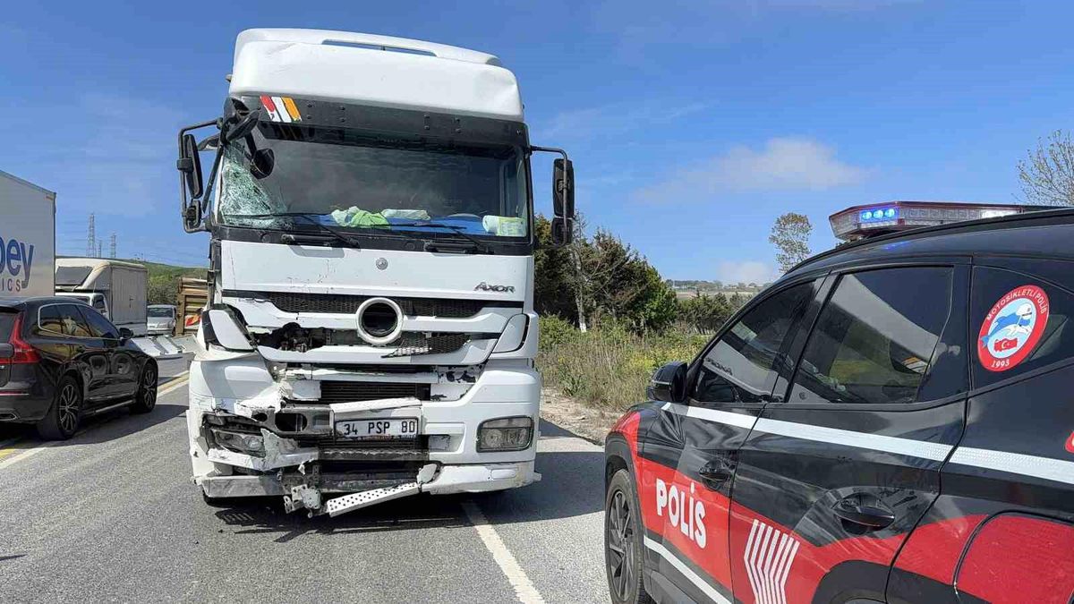 İstanbul'da Hafriyat Kamyonu ile Ticari Araç Çarpıştı: Bir Yaralı