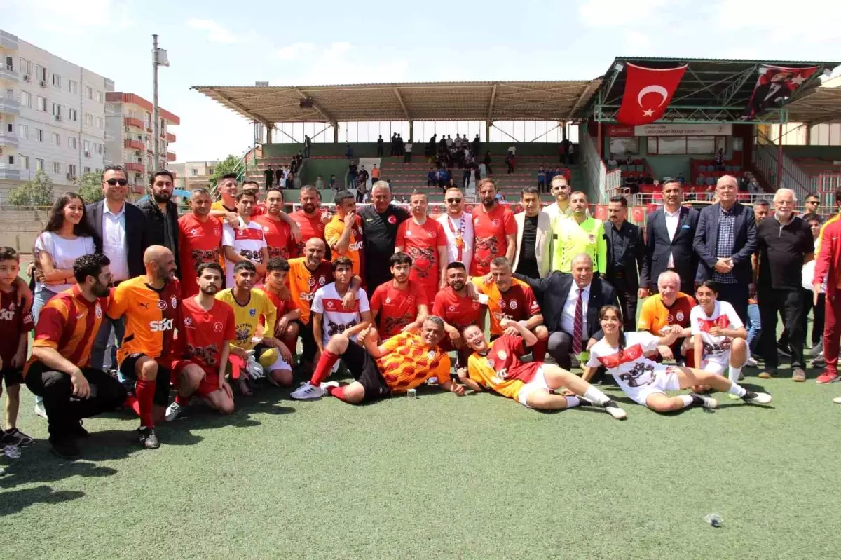 Galatasaray'ın efsaneleri Cizre'de gençlerle dostluk maçı yaptı