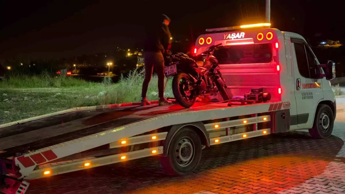 Alkollü Motosiklet Sürücüsü Kontrolden Çıktı, Yolcu Yaralandı
