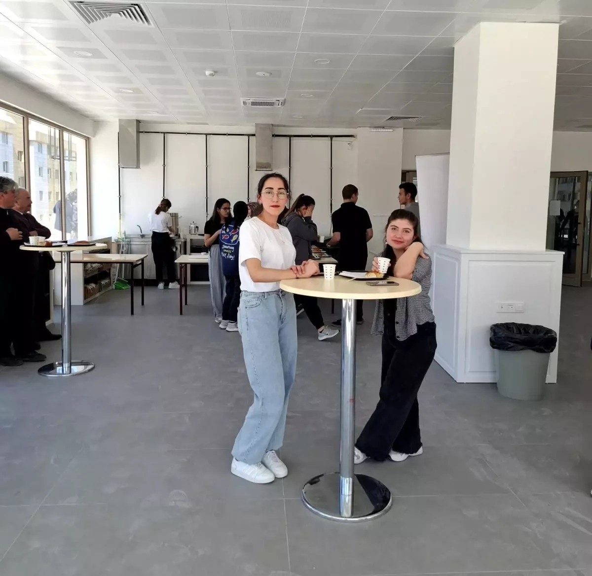 Afyonkarahisar'da Kütüphane Ziyaretçilerine Sıcak İkramlar ve Kadın Kooperatiflerine Destek