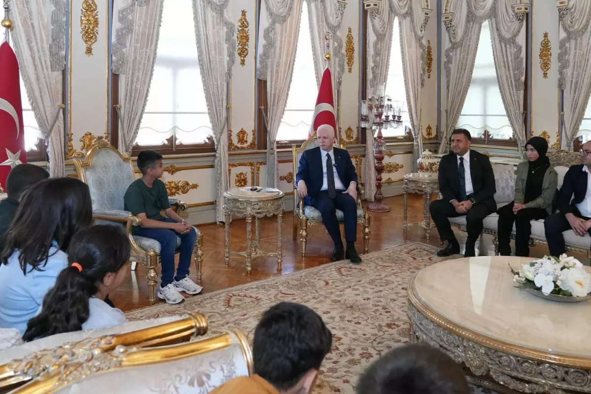 İstanbul Valisi Gül ile çocuklar arasında güldüren Beşiktaş diyaloğu