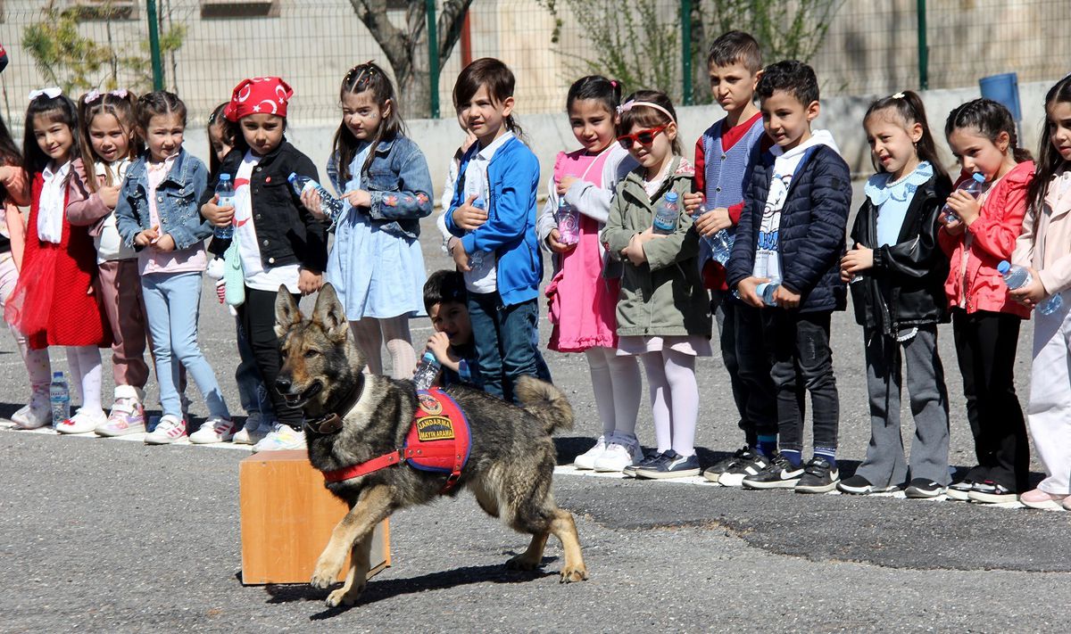 Sivas'ta Öğrenciler Jandarma ile 23 Nisan'ı Kutladı