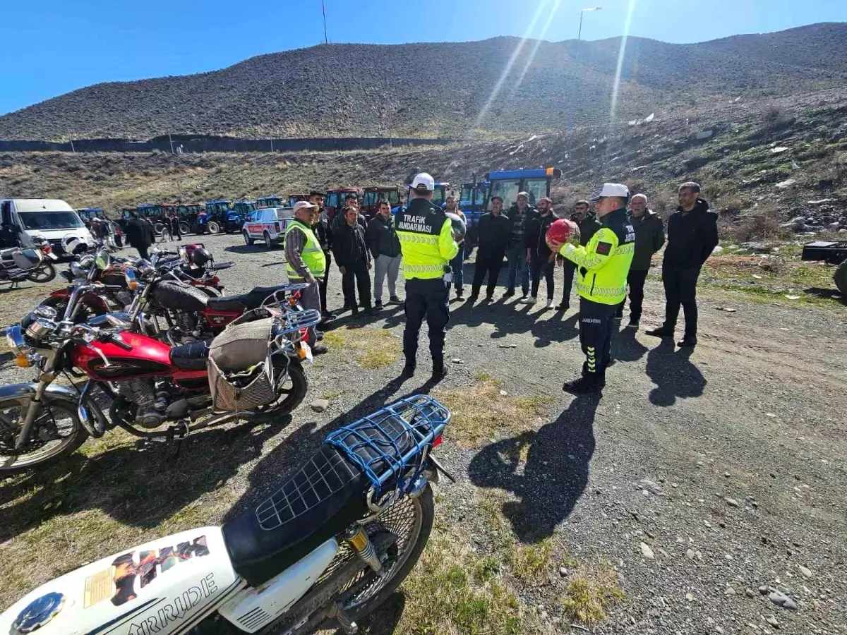 Kağızman'da Motosiklet Sürücüleri Jandarma Tarafından Bilgilendirildi