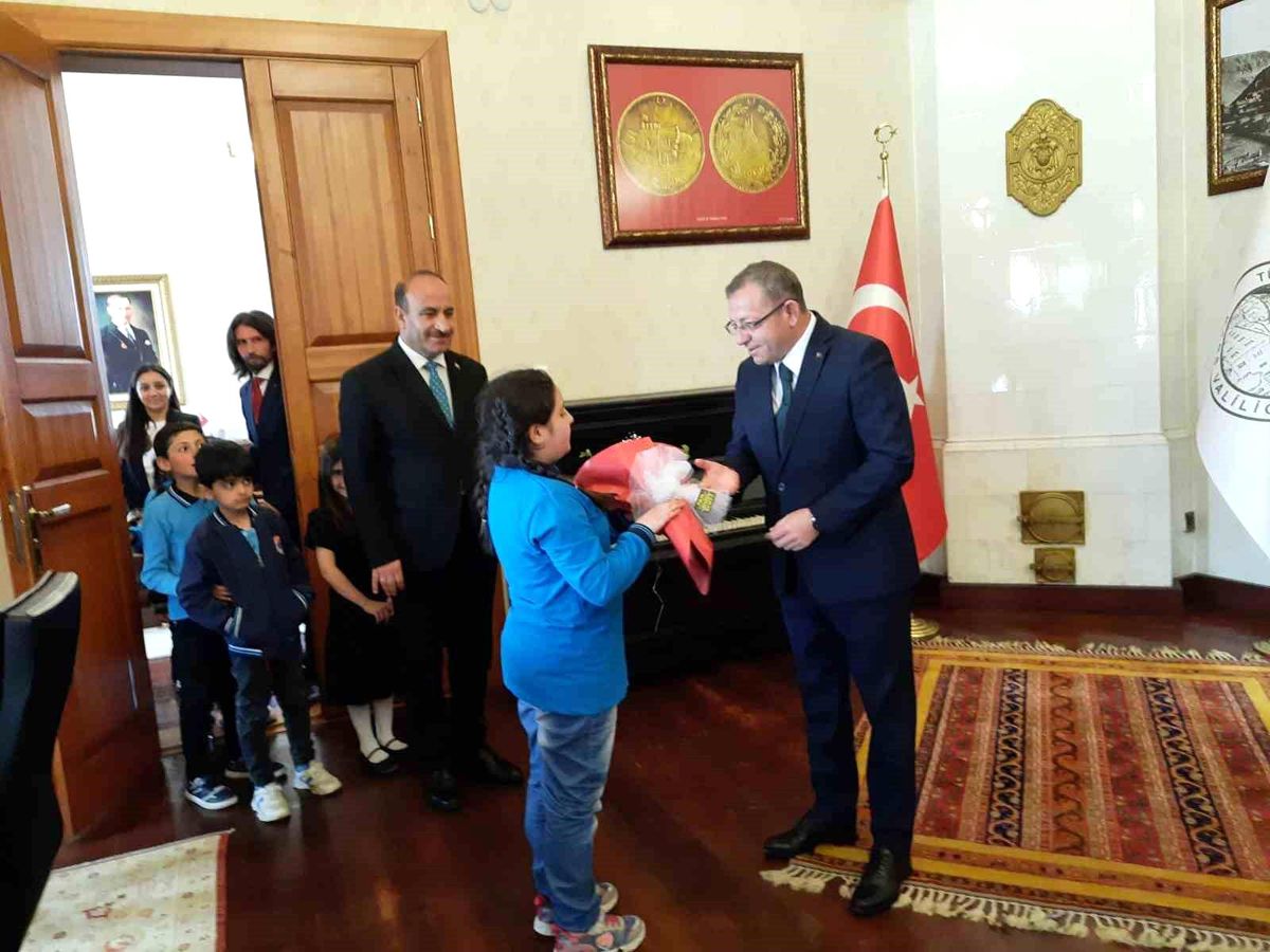 Kars'ta 23 Nisan Kutlamaları: Vali, Koltuğunu Öğrenciye Devretti