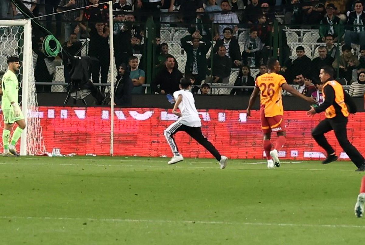 Konyaspor-Galatasaray Maçında Taraftar Sahaya Girdi