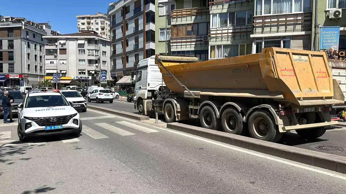 Maltepe'de Yaya Geçidinde Kazadan Sonra Yaralılar Hastaneye Kaldırıldı