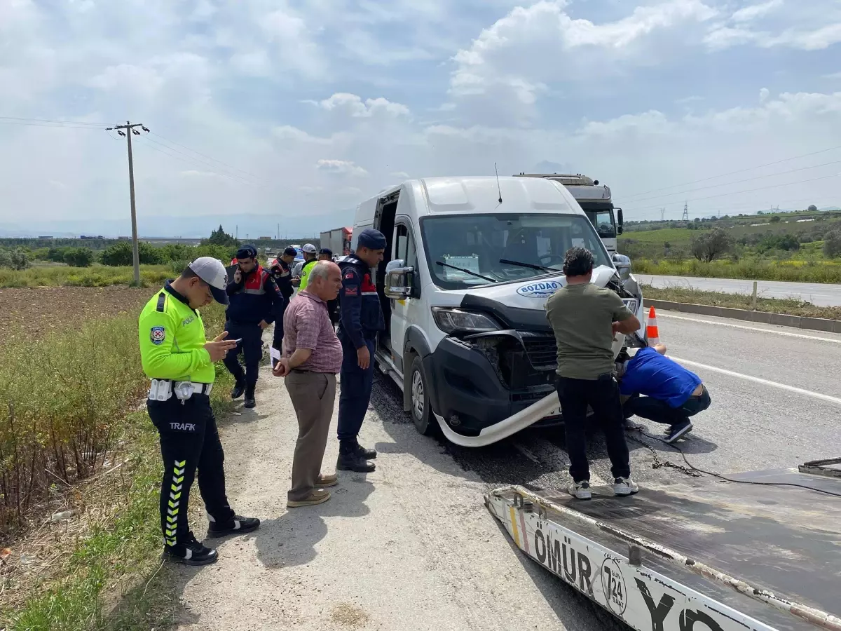 Manisa'da Öğrenci Servis Kazası: 9 Yaralı