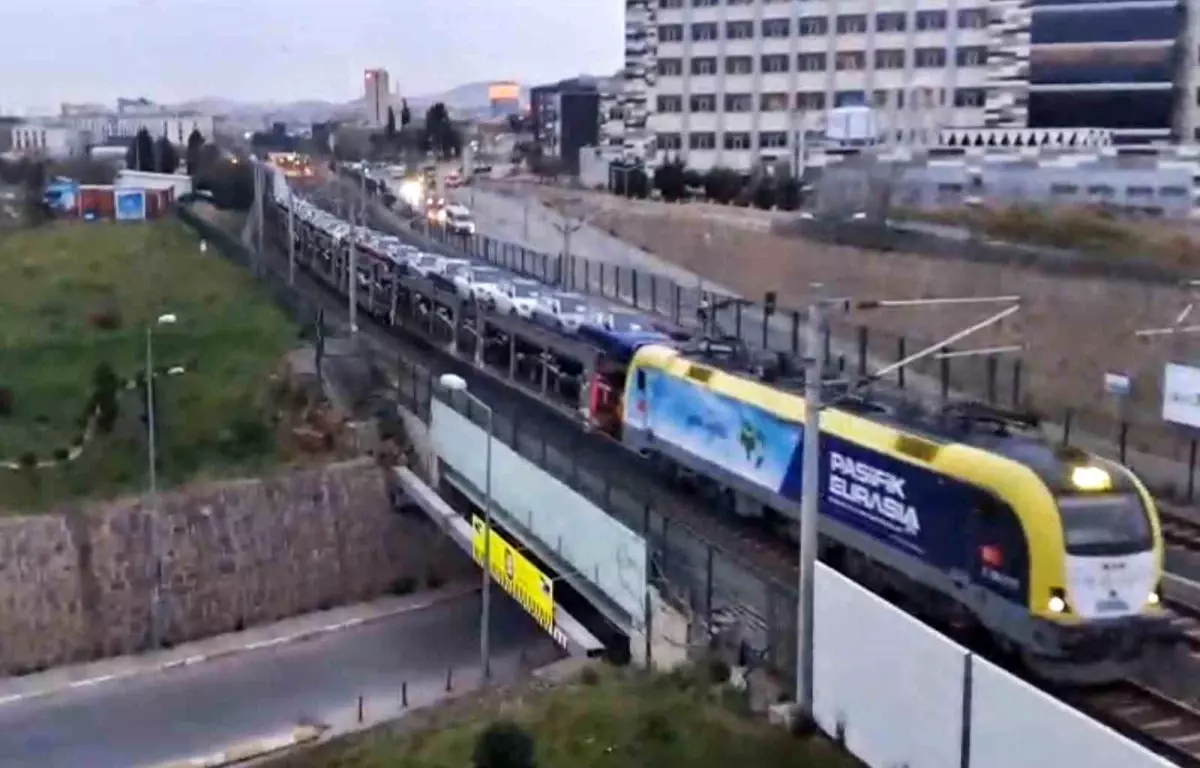 Marmaray'da Gece Mesaisi: Yük Taşımacılığı Gözler Önüne Serildi