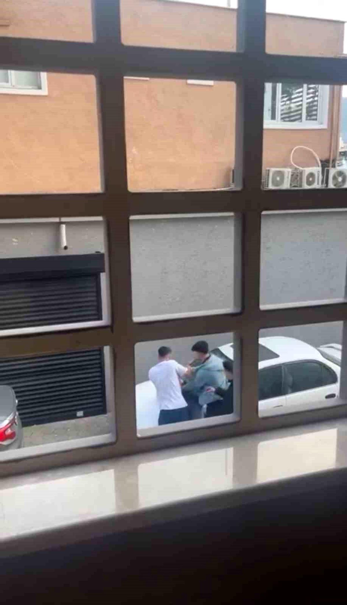Bursa'da Husumetli Şahıslar Sokak Ortasında Dövüldü