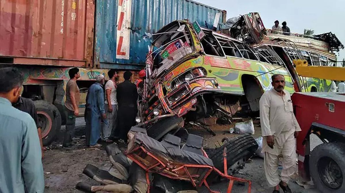 Pakistan'da uçuruma devrilen kamyonette 13 kişi hayatını kaybetti
