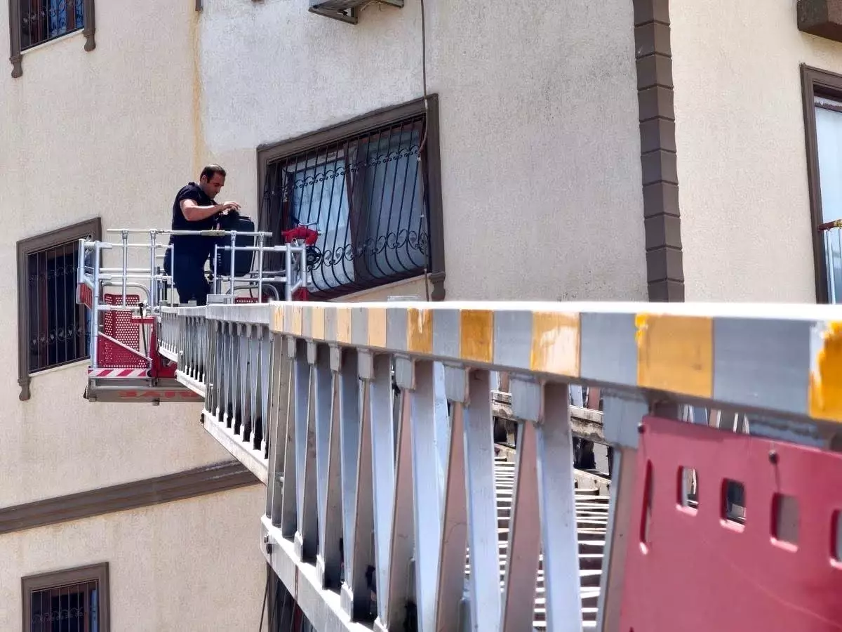 Hatay'da Mahsur Kalan Kedi İtfaiye Ekiplerince Kurtarıldı